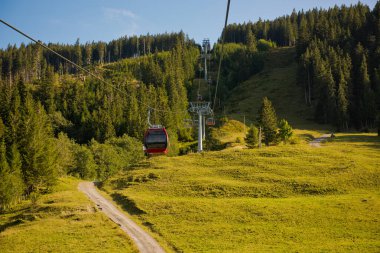 Güneşli bir günde orman ve kayak kaldırma ile dağ manzarası.