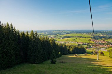 Güneşli bir günde orman ve kayak kaldırma ile dağ manzarası.