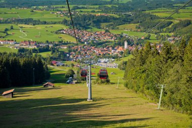 Güneşli bir günde orman ve kayak kaldırma ile dağ manzarası.