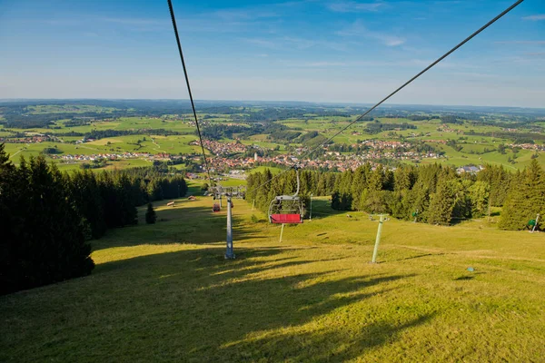 Güneşli bir günde orman ve kayak kaldırma ile dağ manzarası.