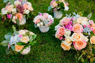 Yeşil çimlerin üzerinde beş farklı düğün buketi. Yakın plan..