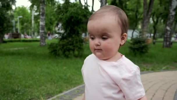 Portrait d'une jolie petite fille dans le parc. Mouvement lent .