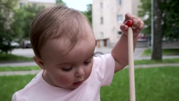Portré egy aranyos kislányról, aki a parkban játszik. — Stock videók