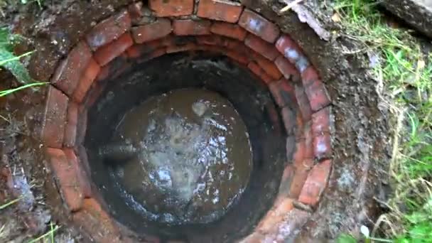 Le plombier nettoie les tuyaux bouchés à l'extérieur. Le plombier nettoie les tuyaux avec des équipements . — Video