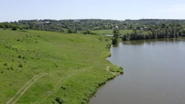 Panorama de la naturaleza desde una altura. Lago, campos, bosque. Vista aérea . — Vídeos de Stock