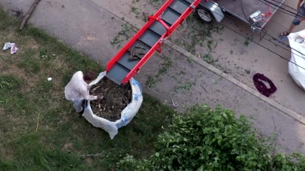 Vinnytsia, Ukraina - juli 2020: Slipning, utnyttjande av grenar. Ovanifrån. — Stockvideo