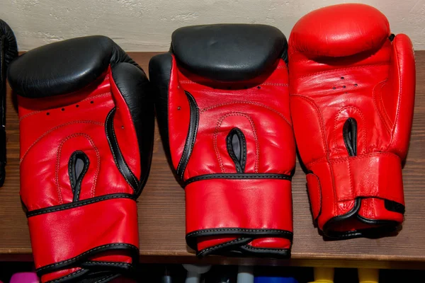 Luvas Boxe Vermelho Fundo Madeira — Fotografia de Stock