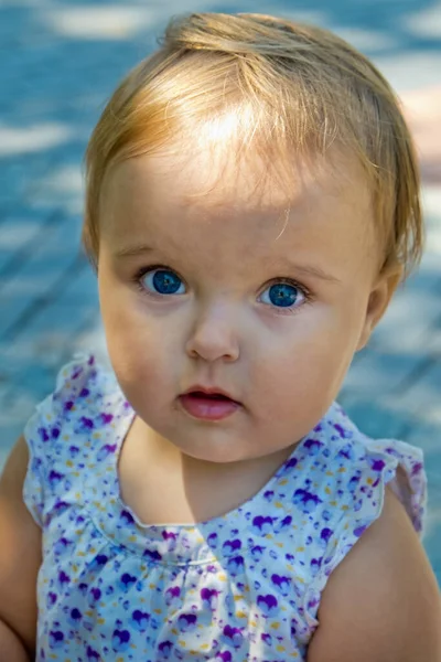 Egy Aranyos Kislány Belenéz Keretbe Lágy Fókusz — Stock Fotó