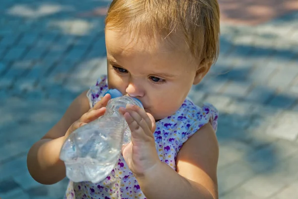 Ein Kleines Mädchen Trinkt Wasser Aus Einer Flasche Nahaufnahme — Stockfoto
