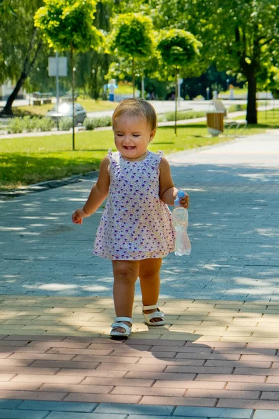 Küçük Bir Kız Kaldırımda Yürüyor Ağlıyor — Stok fotoğraf