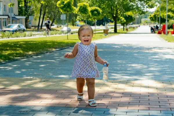 小さな女の子が歩道を歩いて泣きます — ストック写真