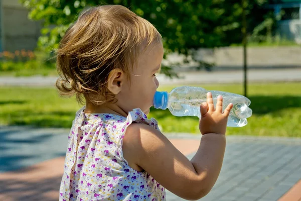 Liten Flicka Dricker Vatten Flaska Sidovy Närbild — Stockfoto