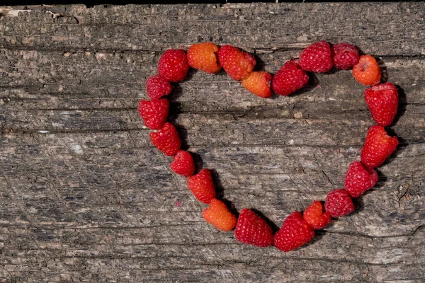 Corazón Raspberrie Aromática Madura Sobre Fondo Madera — Foto de Stock