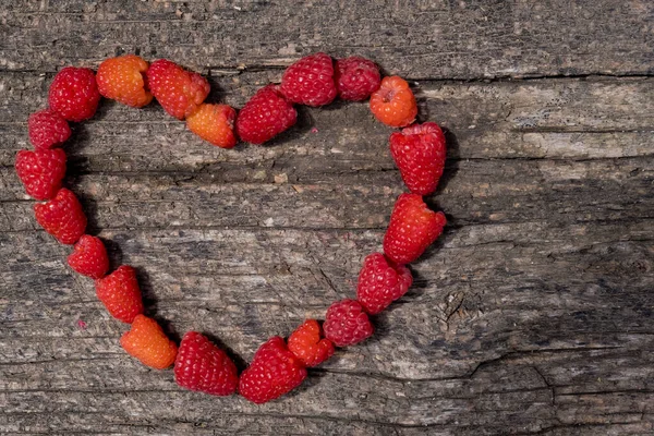 Corazón Raspberrie Aromática Madura Sobre Fondo Madera — Foto de Stock