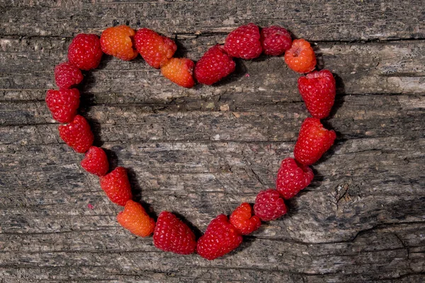 Corazón Raspberrie Aromática Madura Sobre Fondo Madera — Foto de Stock