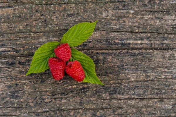 Reife Aromatische Himbeeren Auf Einem Holzgrund — Stockfoto