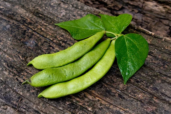 Gröna Bönor Trä Bakgrund Närbild — Stockfoto