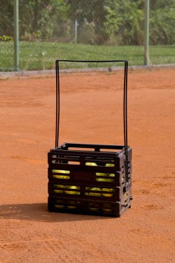 Sahada tenis topları için basket..