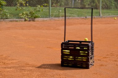 Sahada tenis topları için basket..