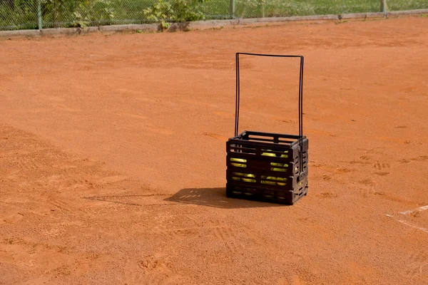 Sahada tenis topları için basket..