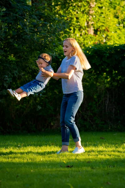 Mutter Dreht Kleine Tochter Kreis Und Hält Ihre Hände — Stockfoto