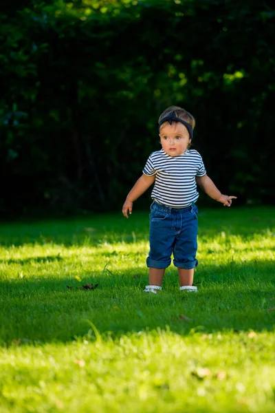 Verrast Baby Meisje Wandelen Het Grasveld Het Park — Stockfoto