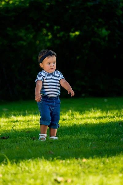 Küçük Kız Parkta Çimlerde Yürüyor — Stok fotoğraf