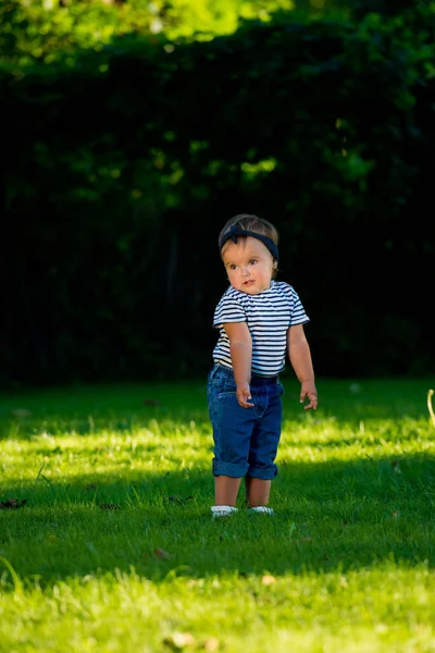 Küçük Kız Parkta Çimlerde Yürüyor — Stok fotoğraf