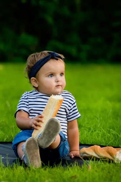 Ein Kleines Hübsches Mädchen Sitzt Auf Dem Rasen Garten Und — Stockfoto