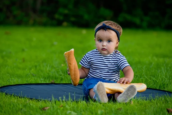 Egy Csinos Kislány Kertben Gyepen Friss Bagettet Tart — Stock Fotó