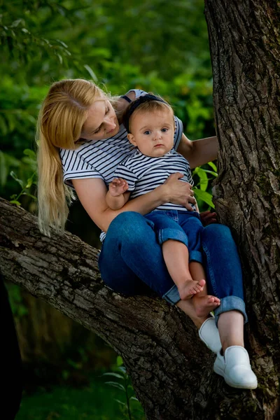 Eine Junge Frau Jeans Und Gestreiftem Shirt Sitzt Mit Ihrer — Stockfoto