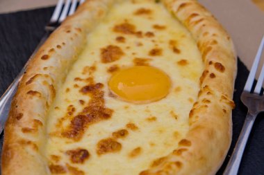 Ortasında yumurta olan Gürcü yemeği khachapuri. Yumuşak odaklanma. Yakın çekim..