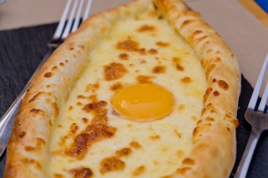 Ortasında yumurta olan Gürcü yemeği khachapuri. Yumuşak odaklanma. Yakın çekim..