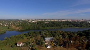 Şehir manzarası: evler, nehir, orman. Hava görünümü.