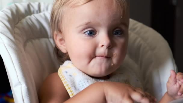 El primer plano de la mano del padre alimenta a la niña con sopa. — Vídeos de Stock