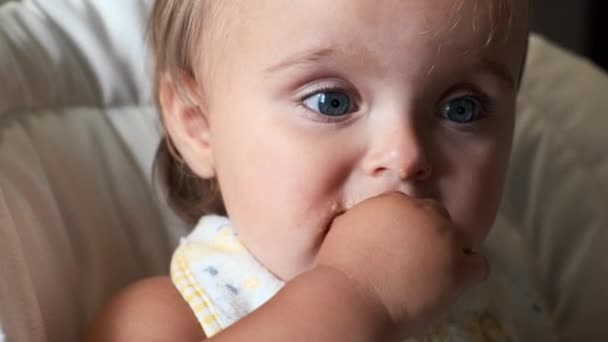 El primer plano de la mano del padre alimenta a la niña con sopa. — Vídeos de Stock