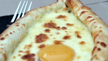 Ortasında yumurta olan Gürcü yemeği khachapuri. Yumuşak odaklanma. Yakın çekim..