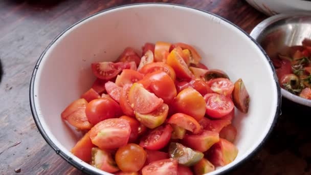 Memasak salad dengan tomat segar. Tangan wanita memotong tomat-tomat. Close-up. — Stok Video