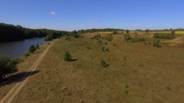 Nehir boyunca köy yolunun havadan görünüşü. Doğa arkaplanı.