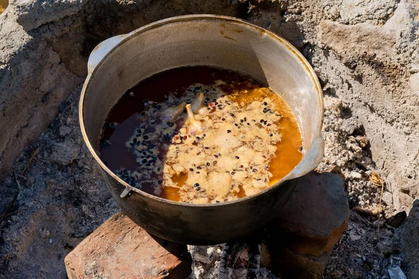 Açık Ateşte Büyük Bir Kazanda Pilav Pişirmek Yakın Plan — Stok fotoğraf