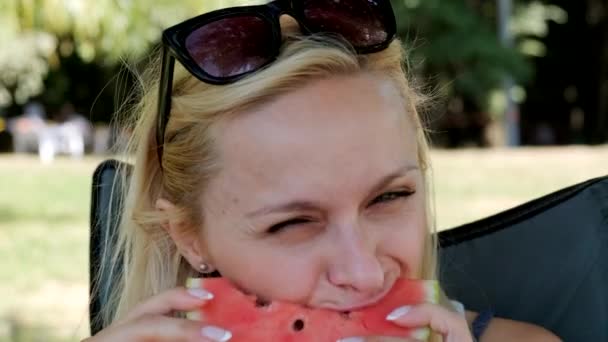 Junge Frau isst Wassermelone. Nahaufnahme. — Stockvideo