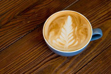 Telif alanı olan ahşap bir masada kahve içeriz..