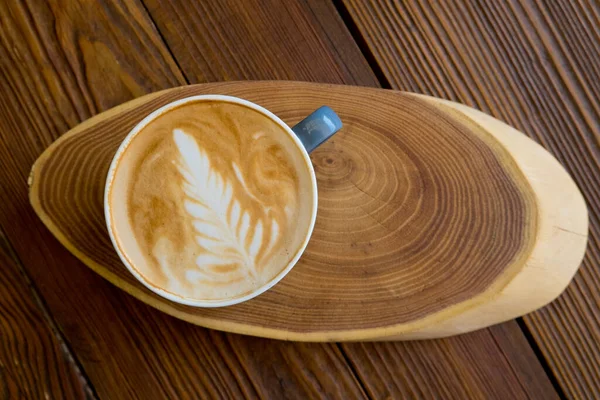 Café Con Leche Una Taza Sobre Una Mesa Madera Con — Foto de Stock