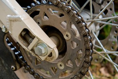 Kirli motosiklet zinciri. Yakın plan. Seçici odak.