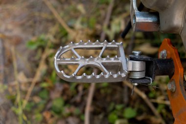 Motosiklet kısmı, ayak masajı. Yakın plan..