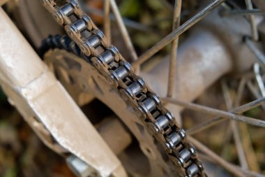 Kirli motosiklet zinciri. Yakın plan. Seçici odak.