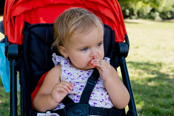 Πορτρέτο Του Χαριτωμένο Κοριτσάκι Τρώνε Κόκκινο Καρπούζι Κοντινό Πλάνο Εξωτερική — Φωτογραφία Αρχείου