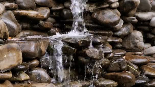 Mały dekoracyjny wodospad w parku publicznym. — Wideo stockowe