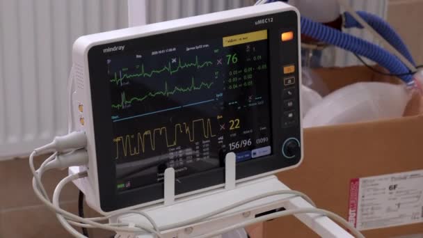 Kyjev, Ukrajina - říjen 2020: Monitorování srdeční frekvence indikací srdečního, frekvenčního a amplitudového poklesu v nemocnici. Detailní záběr. — Stock video