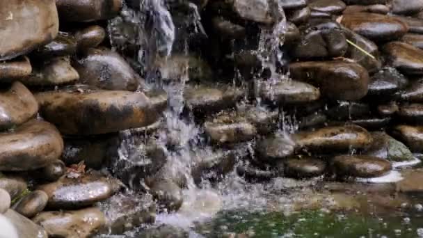 Mały dekoracyjny wodospad w parku publicznym. Zwolniony ruch. — Wideo stockowe